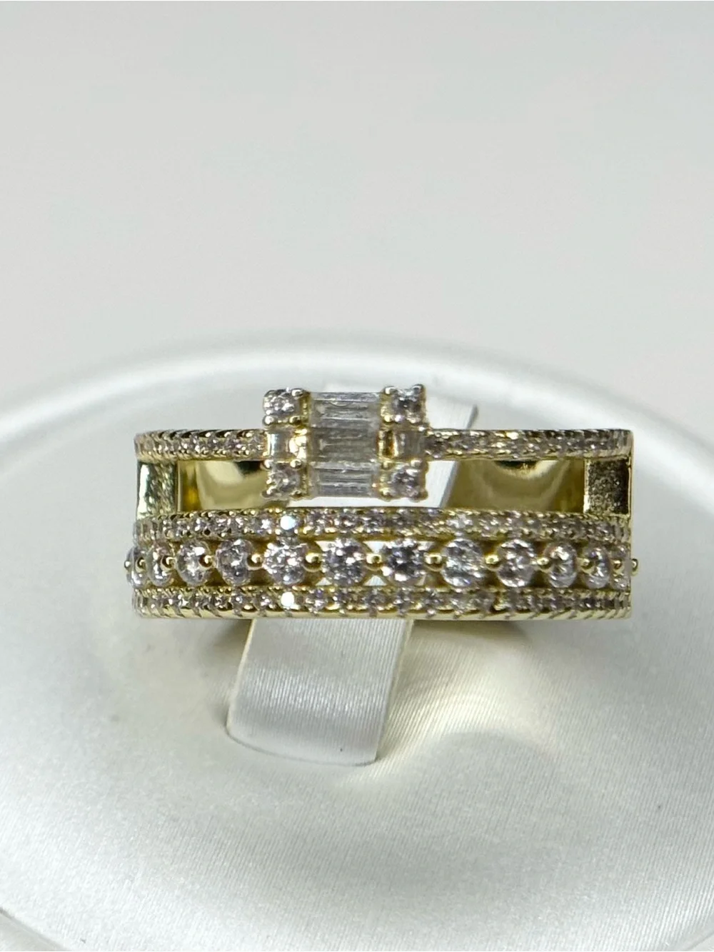 Moissanite shiny gold